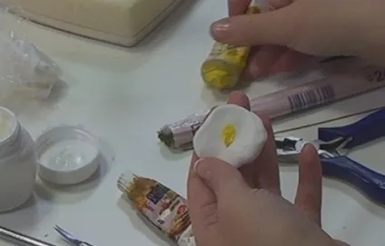 Кульбаби з полімерної глини своїми руками (наносимо латексний клей) Кульбаби з полімерної глини своїми руками