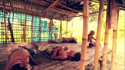 Вони вкрутили пластикові пляшки в дошку і повісили її на вікно (вікно) Вони вкрутили пластикові пляшки в дошку і повісили її на вікно