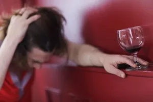 Гострий алкогольний делірій відео, симптоми, наслідки, невідкладна допомога та лікування (делірій) Гострий алкогольний делірій відео, симптоми, наслідки, невідкладна допомога та лікування