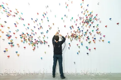 Залишитися живим що показують на бієнале у Венеції - bird in flight (Arts Architecture Biennale) Залишитися живим що показують на бієнале у Венеції - bird in flight