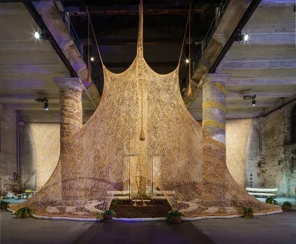 Залишитися живим що показують на бієнале у Венеції - bird in flight (Architecture Biennale Venezia) Залишитися живим що показують на бієнале у Венеції - bird in flight