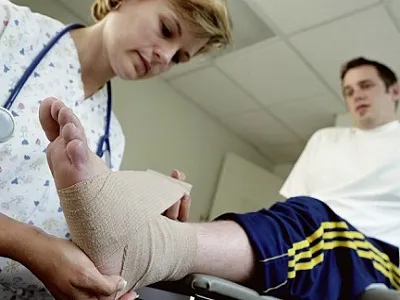 Перелом 5 плеснової кістки стопи скільки ходити в гіпсі, відновлення, симптоми і лікування (плеснової) Перелом 5 плеснової кістки стопи скільки ходити в гіпсі, відновлення, симптоми і лікування