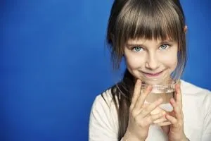 Чому дитина багато п'є води і як з цим боротися (п'є) Чому дитина багато п'є води і як з цим боротися