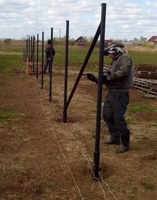 Фарбування металевих і дерев'яних стовпів для забору (пофарбувати стовп паркан) Фарбування металевих і дерев'яних стовпів для забору