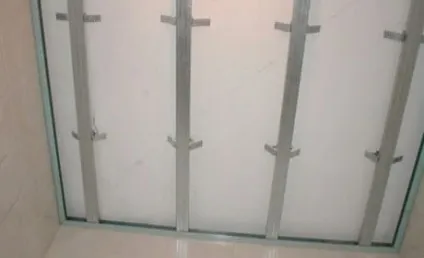 Підвісна стеля з пластика своїми руками інструкція по монтажу відео процесу (своїми) Підвісна стеля з пластика своїми руками інструкція по монтажу відео процесу