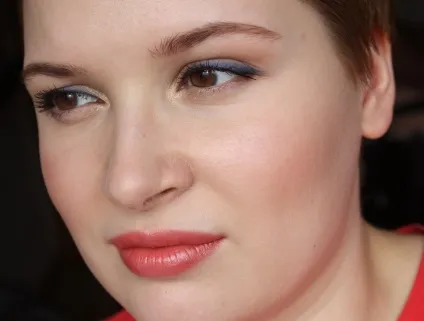 Помада shiseido perfect rouge or341 відгук і макіяж з синіми стрілками, elia chaba