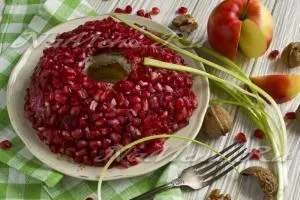 Салат - гранатовий браслет - з копченою куркою, рецепт з фото (салат) Салат - гранатовий браслет - з копченою куркою, рецепт з фото