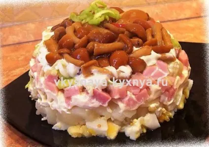 Салат з куркою, ананасами і яблуком рецепт
