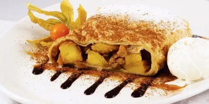 Штрудель з яблуками - як готувати листкову випічку