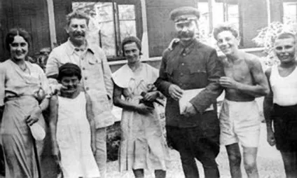 Сини йдуть у бій як воювали діти сталіна - Політикус (василия) Сини йдуть у бій як воювали діти сталіна - Політикус