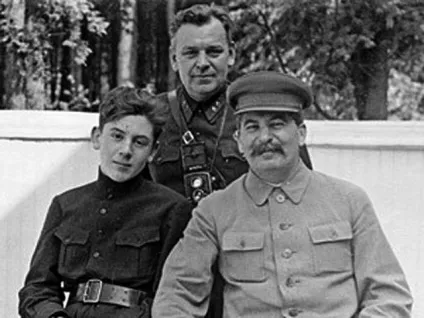 Сини йдуть у бій як воювали діти сталіна - Політикус (свого) Сини йдуть у бій як воювали діти сталіна - Політикус