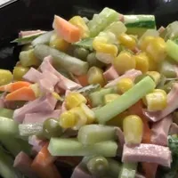 Змішані салати на кожен день - різні продукти, несподівані поєднання