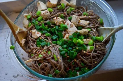 Соба з куркою і овочами (овочами) Соба з куркою і овочами
