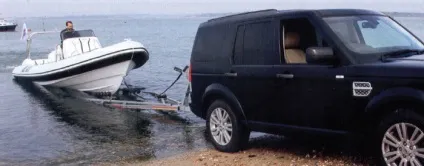 Спускаємо катер на воду
