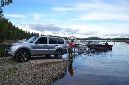 Спускаємо катер на воду