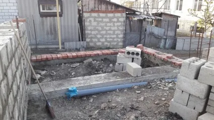 Стіни першого поверху з блоку і заливка колон бетоном (поверху) Стіни першого поверху з блоку і заливка колон бетоном
