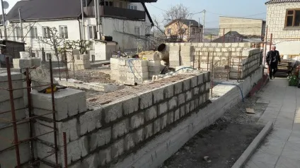 Стіни першого поверху з блоку і заливка колон бетоном (блоку) Стіни першого поверху з блоку і заливка колон бетоном