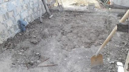 Стіни першого поверху з блоку і заливка колон бетоном (першого) Стіни першого поверху з блоку і заливка колон бетоном