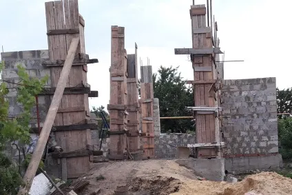 Стіни першого поверху з блоку і заливка колон бетоном (блоку) Стіни першого поверху з блоку і заливка колон бетоном