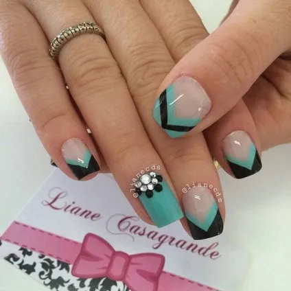 Стильні геометричні малюнки на нігтях (40 фото)
