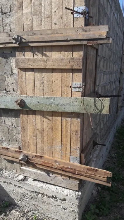 Стіни першого поверху з блоку і заливка колон бетоном (першого) Стіни першого поверху з блоку і заливка колон бетоном