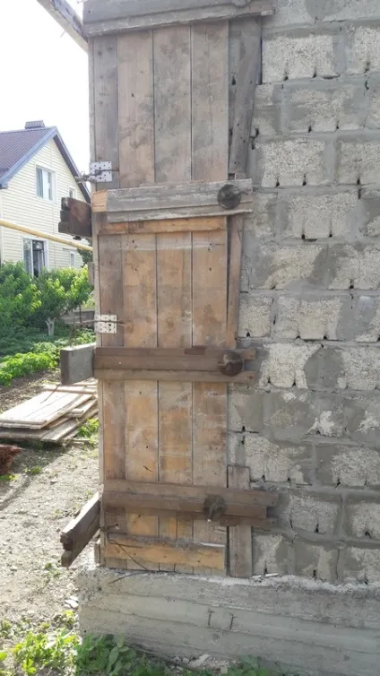 Стіни першого поверху з блоку і заливка колон бетоном (першого) Стіни першого поверху з блоку і заливка колон бетоном