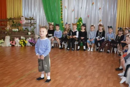 Сценарій свята «дитина як кошеня» (дитячі вироби) Сценарій свята «дитина як кошеня»