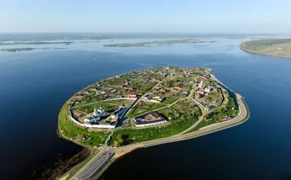 Свияжск - острів-село посеред річки (острів-село) Свияжск - острів-село посеред річки