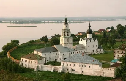 Свияжск - острів-село посеред річки (серед) Свияжск - острів-село посеред річки