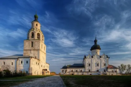 Свияжск - острів-село посеред річки (серед) Свияжск - острів-село посеред річки