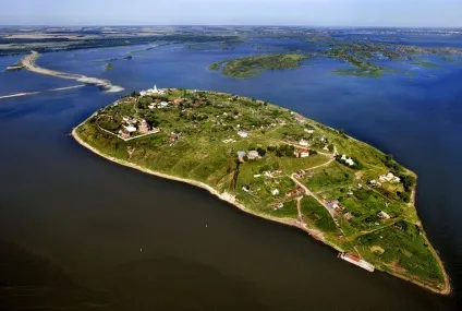 Свияжск - острів-село посеред річки (острів-село) Свияжск - острів-село посеред річки