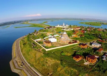 Свияжск - острів-село посеред річки (серед) Свияжск - острів-село посеред річки