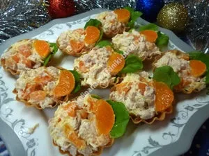 Тарталетки з салатом з курки