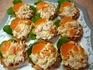 Тарталетки з салатом з курки