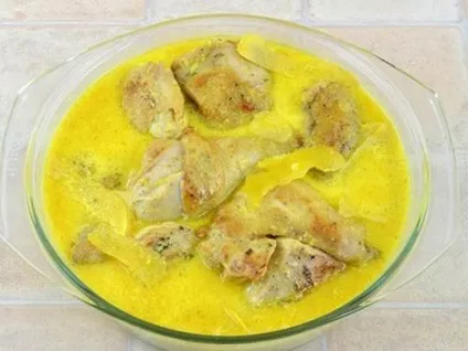 Тушкована курка в каструлі