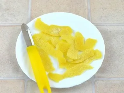 Тушкована курка в каструлі