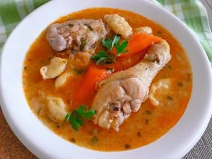 Тушкована курка в каструлі