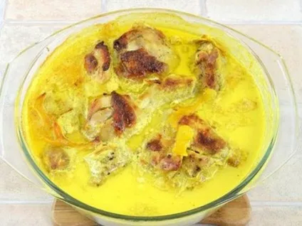 Тушкована курка в каструлі