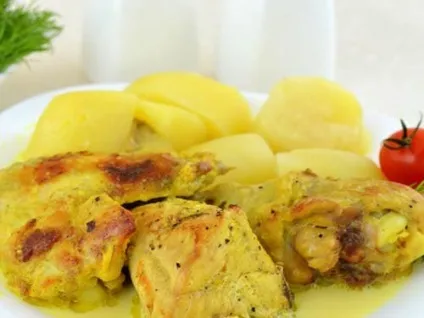 Тушкована курка в каструлі