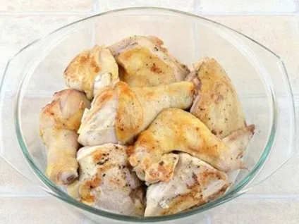 Тушкована курка в каструлі
