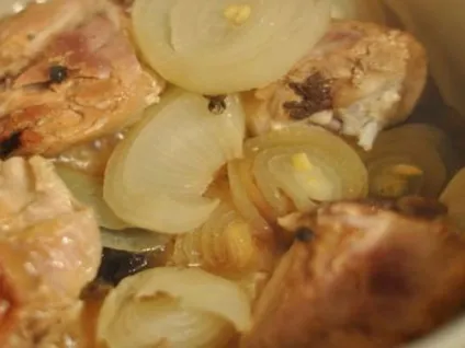 Тушкована курка в каструлі