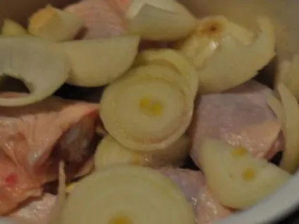 Тушкована курка в каструлі