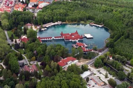 Угорщина термальне озеро Хевіз (термальне) Угорщина термальне озеро Хевіз