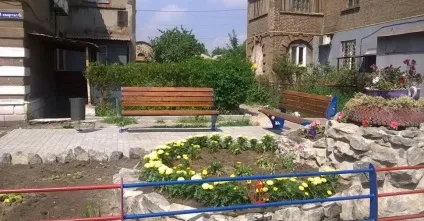 У Маріуполі мешканці ОСББ 24 кварталу зробили трирівневу клумбу за тиждень і майже без витрат (ФРМ) У Маріуполі мешканці ОСББ 24 кварталу зробили трирівневу клумбу за тиждень і майже без витрат