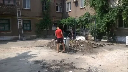 У Маріуполі мешканці ОСББ 24 кварталу зробили трирівневу клумбу за тиждень і майже без витрат (жителі) У Маріуполі мешканці ОСББ 24 кварталу зробили трирівневу клумбу за тиждень і майже без витрат