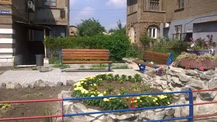 У Маріуполі мешканці ОСББ 24 кварталу зробили трирівневу клумбу за тиждень і майже без витрат (ОСББ) У Маріуполі мешканці ОСББ 24 кварталу зробили трирівневу клумбу за тиждень і майже без витрат