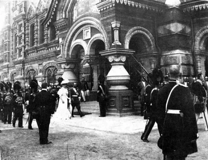 Храм спаса на крові чому храм, зведений за трагічним приводу, має святковий вигляд (північній) Храм спаса на крові чому храм, зведений за трагічним приводу, має святковий вигляд