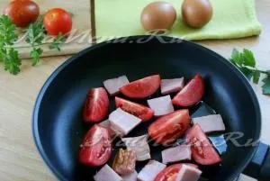 Яєчня з помідорами, рецепт з шинкою (сіль) Яєчня з помідорами, рецепт з шинкою