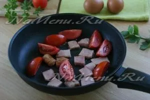 Яєчня з помідорами, рецепт з шинкою (шинкою помідорами сиром Яєчня) Яєчня з помідорами, рецепт з шинкою