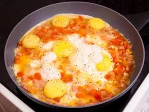 Яєчня з шинкою і помідорами (смаком Перець смаком) Яєчня з шинкою і помідорами